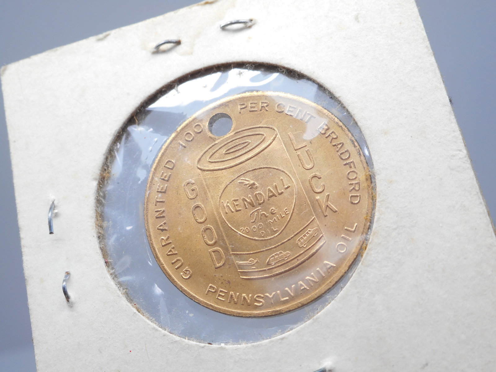 1939 New York World's Fair KENDALL MOTOR OIL Good Luck Token Coin With Bale Opening (1 of 4)