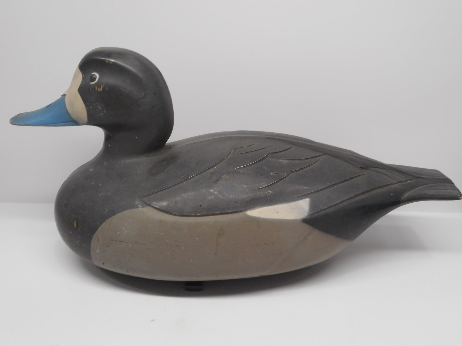 Vintage D-9 Victor Bluebill Duck Decoy, Woodstream Co, 14 inches: Bidding on this item will be indication that the Bidder acknowledges that they have read and agreed to the Terms and Conditions posted to this Auction