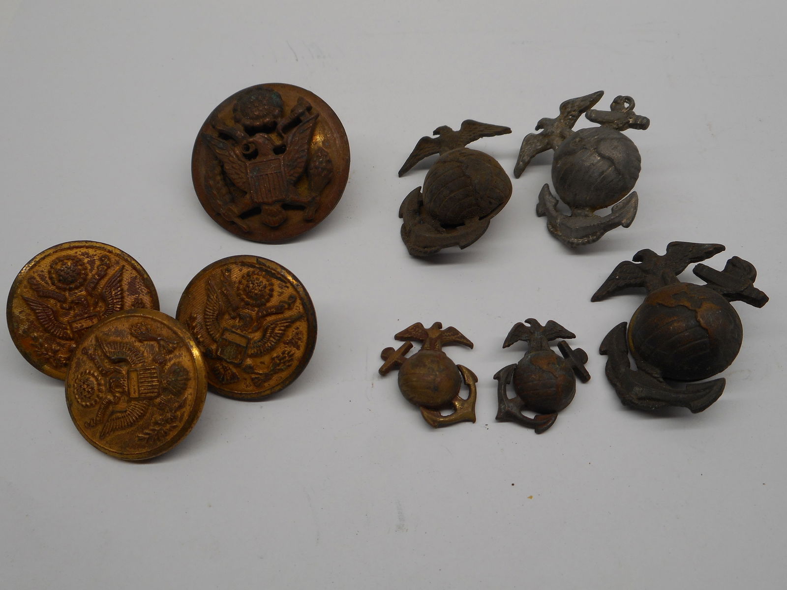 WWII Early USMC Hat & Collar Eagle and Globe Insignias, Screw Post, Metal Badges & Uniform Buttons (1 of 6)
