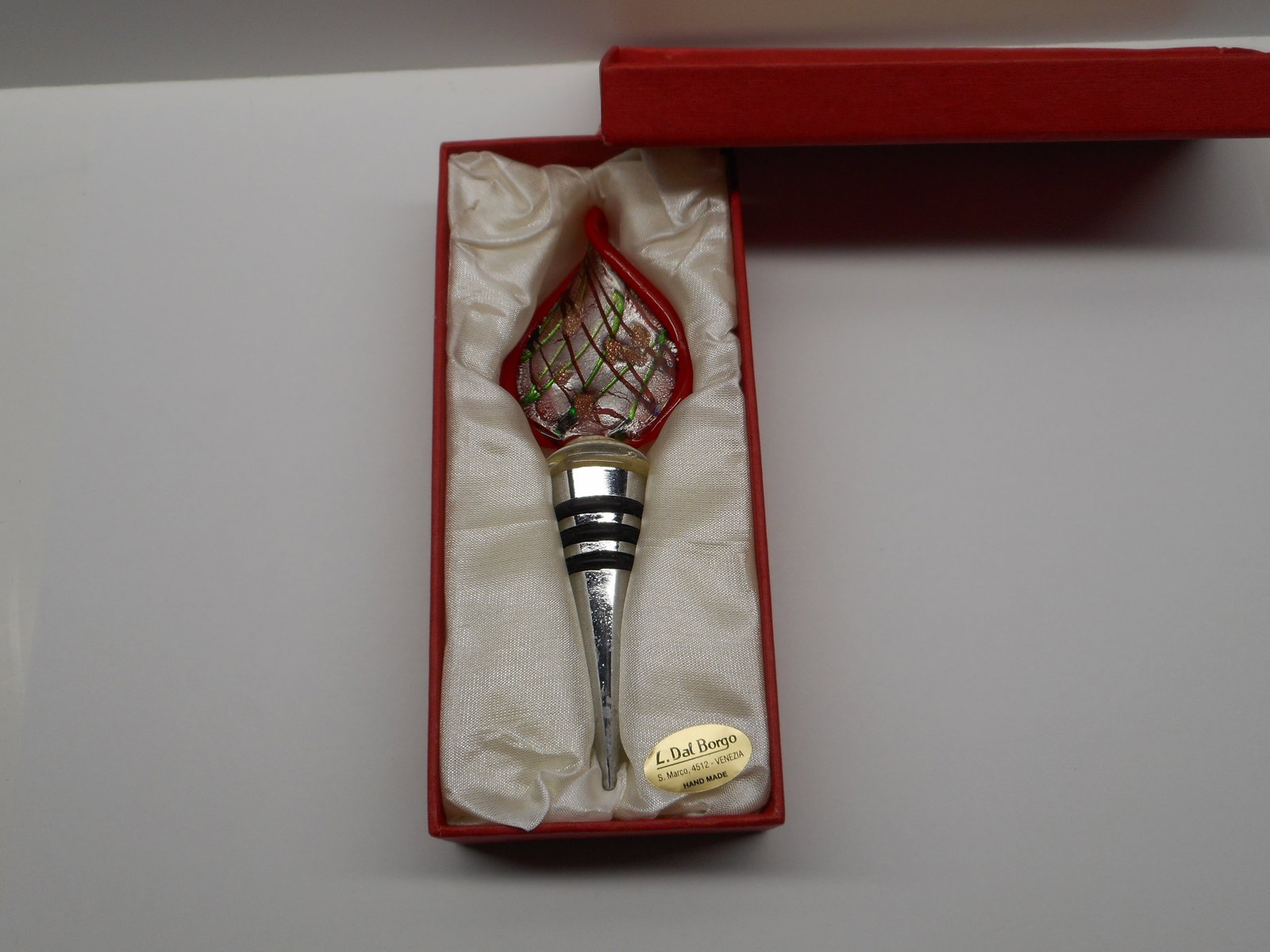 Beautiful Handmade Venetian Glass Wine Bottle Stopper, L. Dal Borgo, Venezia with box, 5 inches: stopper shows minor wear from use Bidding on this item will be indication that the Bidder acknowledges that they have read and agreed to the Terms and Conditions posted to this Auction