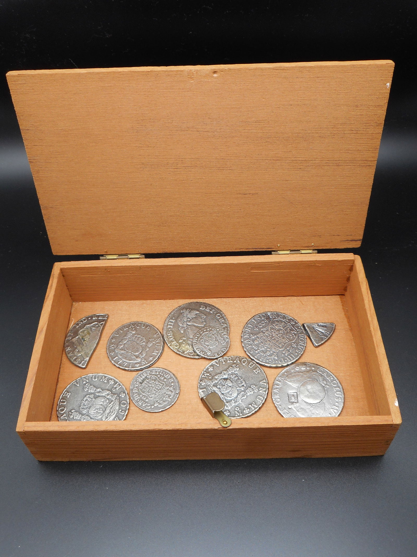 Cuesta Rey Wooden Cigar Box with Replica Spanish Shipwreck Reals, Box is 7 inches long (1 of 5)