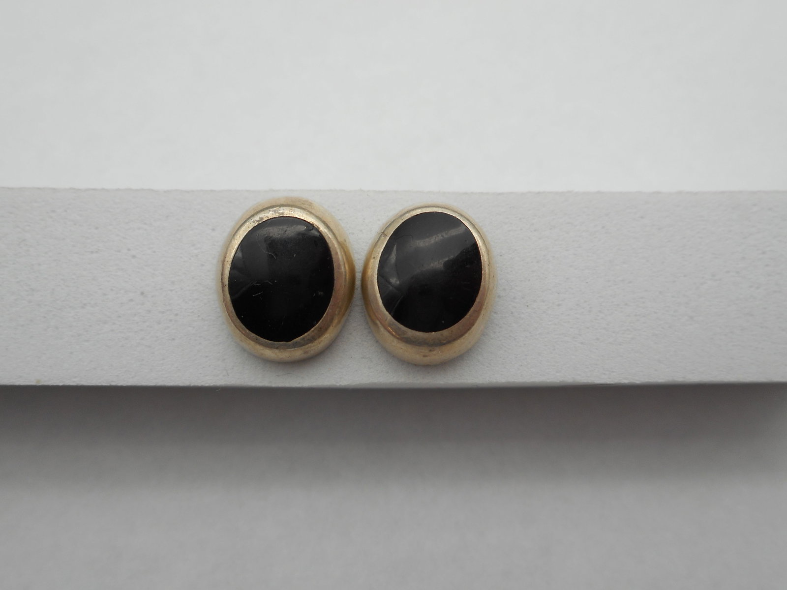 Inlaid Onyx Oval Silver Post Earrings, Marked 925 MEXICO, 1/2-inch, need new post backs: Bidding on this item will be indication that the Bidder acknowledges that they have read and agreed to the Terms and Conditions posted to this Auction