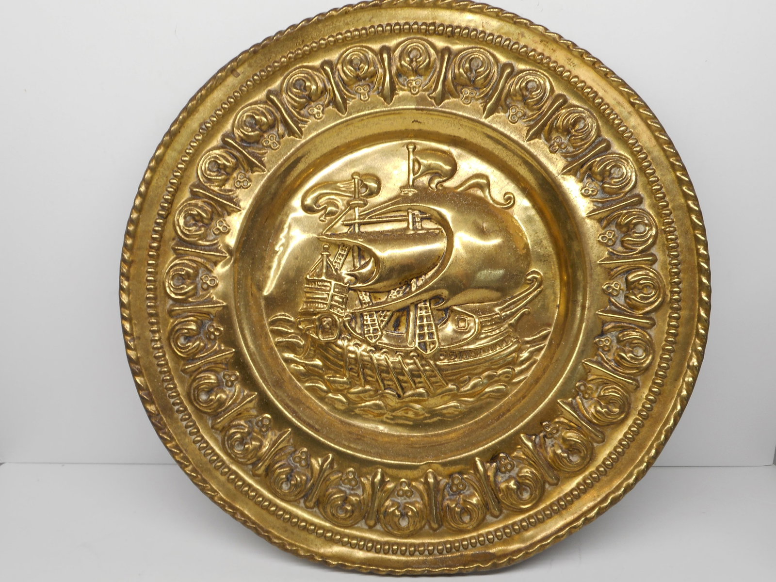 Vintage Brass Embossed Colonial England Hanging Tavern Plate, Sail Boat, Ship, 12-inch diameter: Bidding on this item will be indication that the Bidder acknowledges that they have read and agreed to the Terms and Conditions posted to this Auction