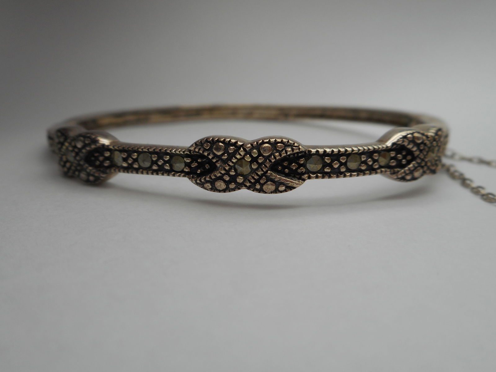 Vintage 925 Sterling Silver Marcasite Hinged Bangle Bracelet with Safety chain, 2.5-inch wrist width (1 of 5)