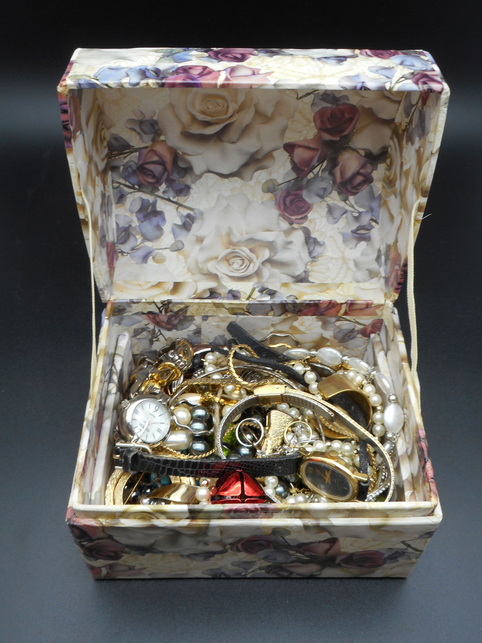 Lot of Mixed Jewelry Pieces in Floral Craft Treasure Box, Some wearable, some craft/junk (1 of 4)