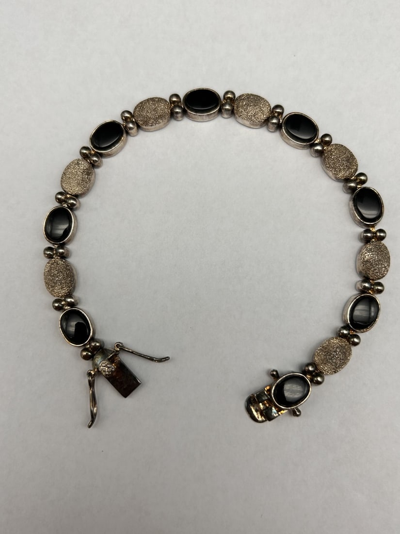 Onyx and Textured Oval-Link Silver Bracelet, Marked 925, Double Safety Clasp, 7.5 inches: Bidding on this item will be indication that the Bidder acknowledges that they have read and agreed to the Terms and Conditions posted to this Auction