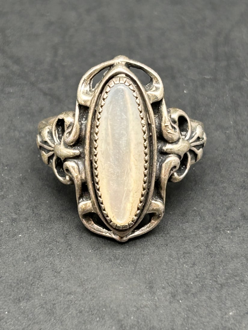 Beautiful Vintage Mother of Pearl Oval Ring, Scrolling Design, Size 7.5, Marked STER 925: Bidding on this item will be indication that the Bidder acknowledges that they have read and agreed to the Terms and Conditions posted to this Auction