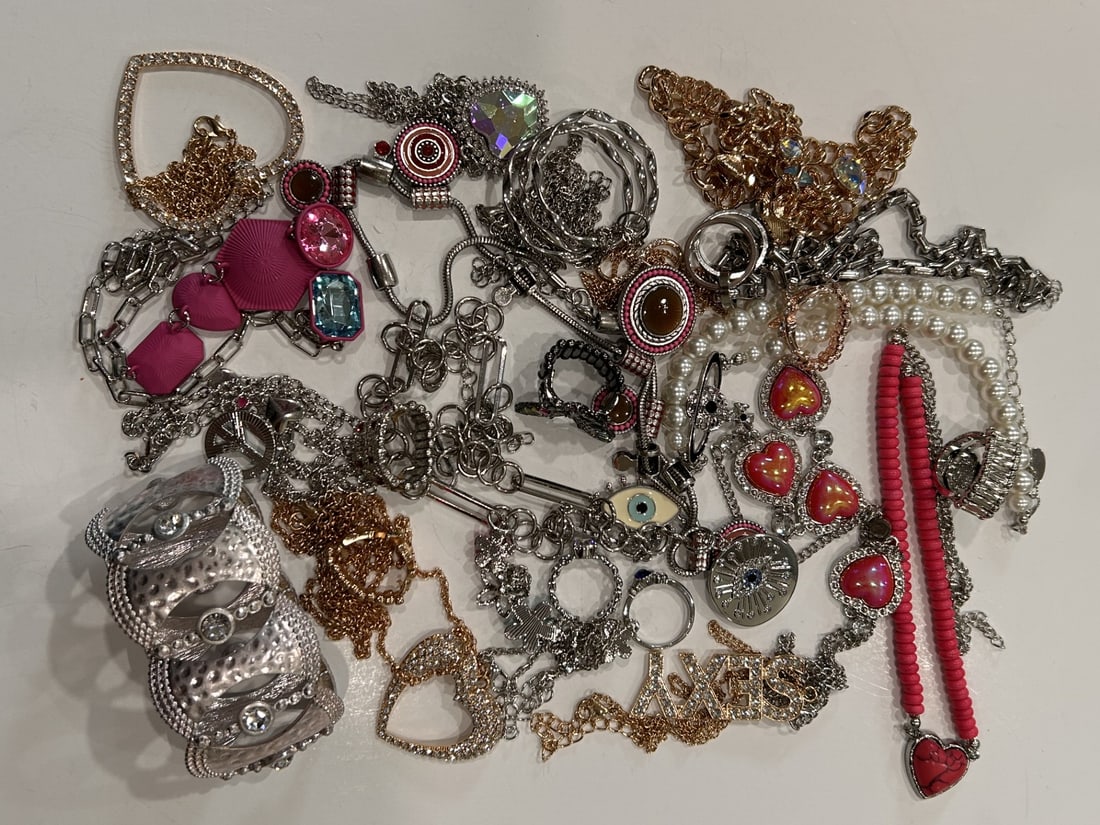 Beautiful Selection of Unworn Fashion Jewelry- Bracelets, Rings, Earrings, Necklaces - Wear, Resell: Bidding on this item will be indication that the Bidder acknowledges that they have read and agreed to the Terms and Conditions posted to this Auction