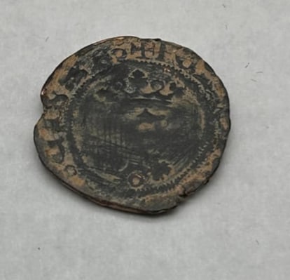 Spanish Hammered Cob Coin with Crown, 5/8" (1 of 4)