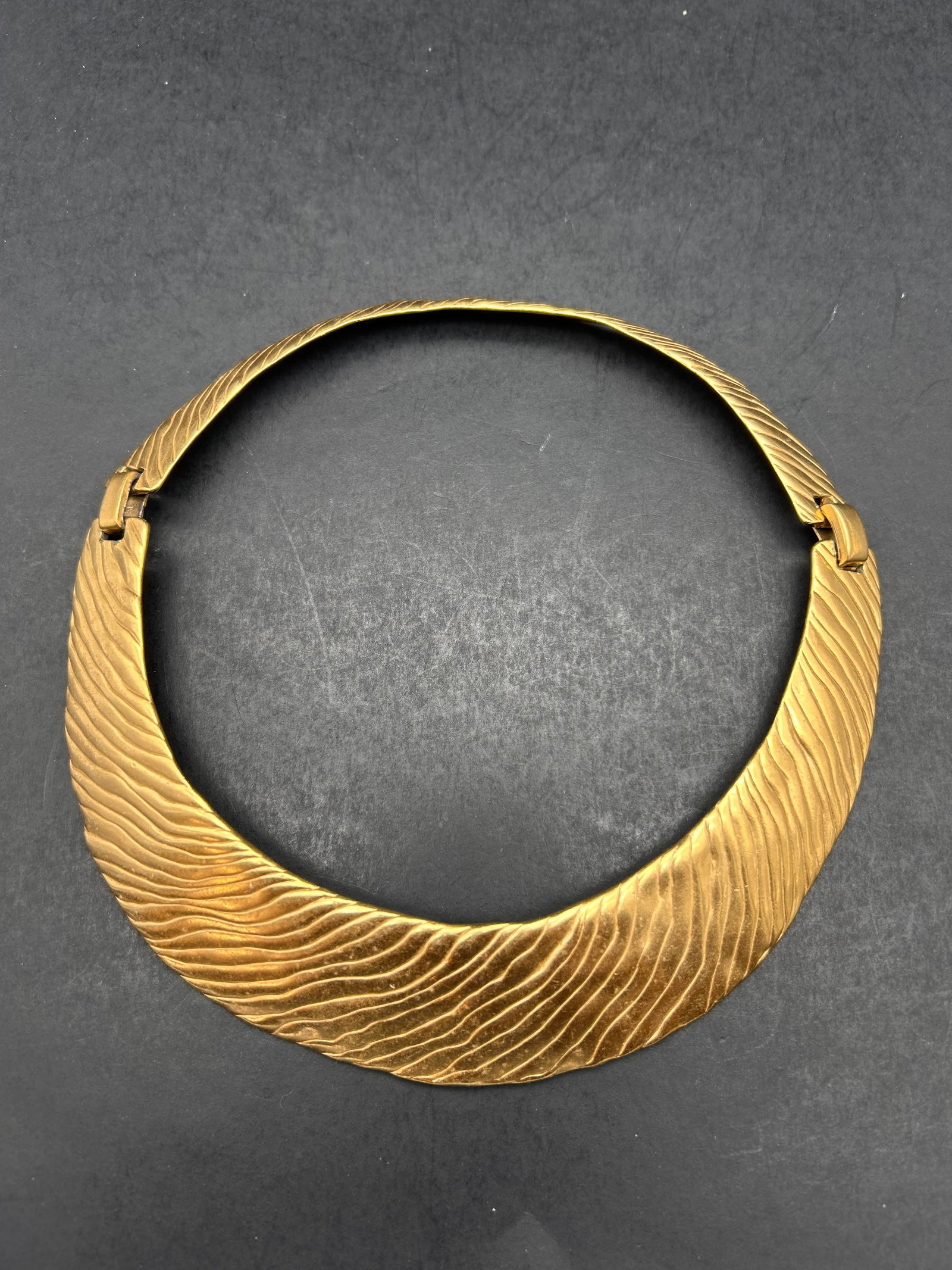 Crown Trifari Gold-Toned Collar Necklace, Jointed, Hallmarked, Wavy Ribbed Design: Bidding on this item will be indication that the Bidder acknowledges that they have read and agreed to the Terms and Conditions posted to this Auction