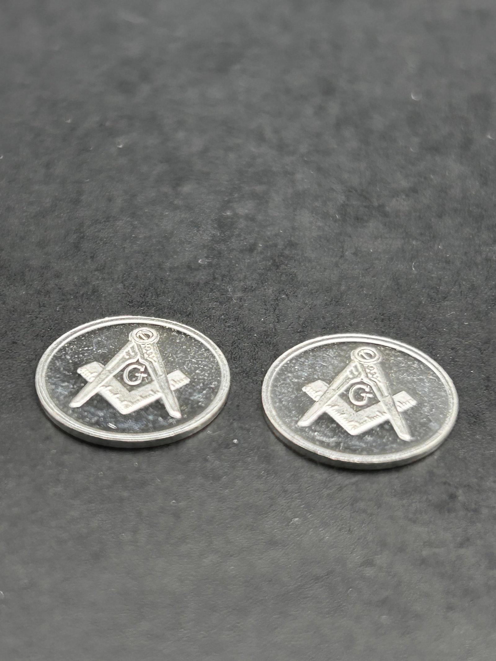 Two x 1g .999 Fine Silver Rounds, Freemason / Masonic Symbol, 2g total weight: Bidding on this item will be indication that the Bidder acknowledges that they have read and agreed to the Terms and Conditions posted to this Auction