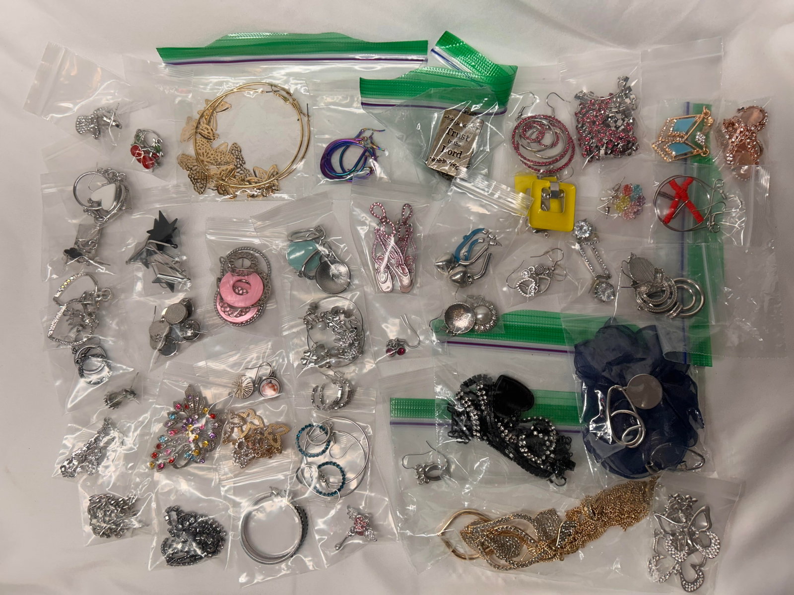 Nice Assortment of Fashion Earrings, Posts, Hoops, Dangle, Fabric, Wear, Gift or Resell: Bidding on this item will be indication that the Bidder acknowledges that they have read and agreed to the Terms and Conditions posted to this Auction