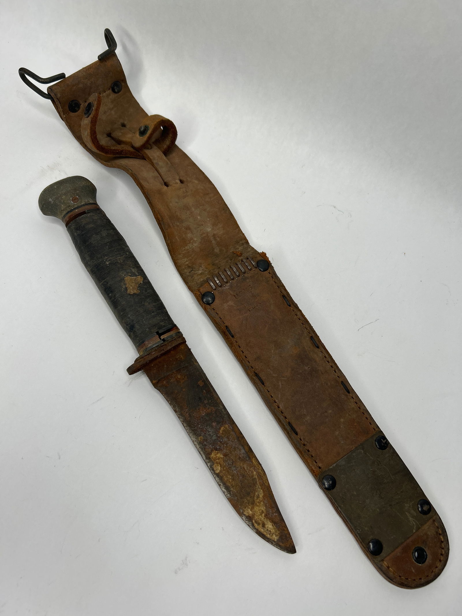 Collectible Old Knife in Worn Leather Sheath, Scabbard with Belt Loop, Blade 4.75" (1 of 5)