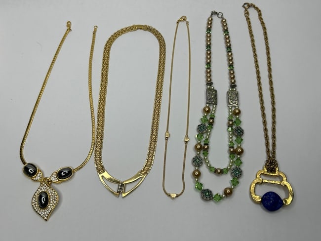 Jewelry Drawer Fashion Necklace Collection, Five Beautiful Wearable Styles: **Bidding on this lot is acceptance of Terms & Conditions found in the Auction Details section at the top of our Auction. Bidder agrees all questions should be submitted prior to placing a bid.**