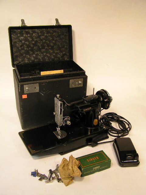 SINGER FEATHERWEIGHT SEWING MACHINE: 221D W/ CASE & EXTRAS. SCROLL FACE PLATE - TESTED AND RUNNING WELL!!!