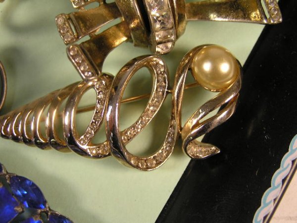 VINTAGE COSTUME JEWELRY LOT - 4