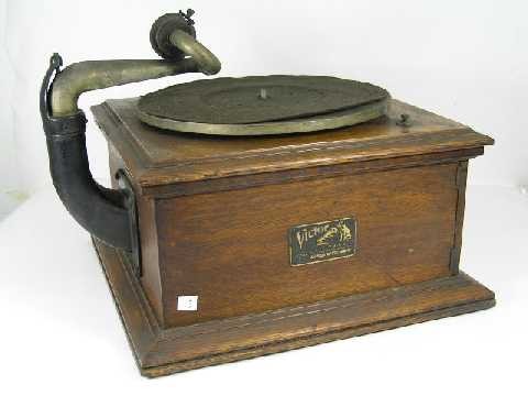 Antique Oak Victor Talking Machine - VV-VI: #89168D - Case needs refinishing or restoration - Mechanical needs restoration - Measures 13" x 16" x 16"
