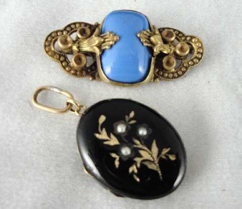 LOT 2 ANTIQUE JEWELRY: FEATURING BLACK LOCKET TOGETHER WITH BROACH - ONE MONEY