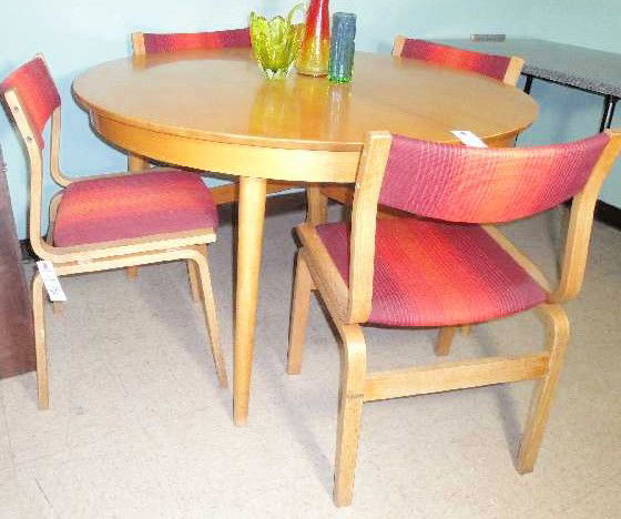 MID CENTURY BLONDE TABLE - RUSSEL WRIGHT STYLE: MEASURES 29" X 48" D - TABLE ONLY (CHAIRS IN LOT 428)