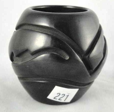 VTG INDIAN JAR - BLACKWARE LUCY CHAVARRIA SANTA CL: SIGNED ON BOTTOM - MEASURES 3.25" TALL