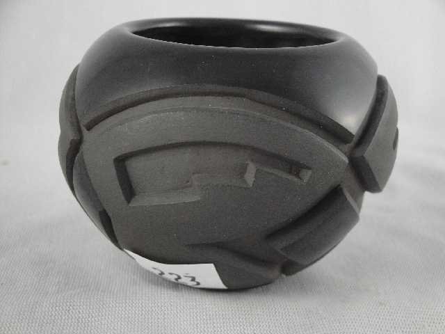 VTG INDIAN JAR - BLACKWARE ADRIAN GARCIA MADELING : SIGNED ON BOTTOM - MEASURES 2.5" TALL