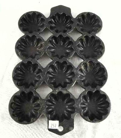 GRISWOLD CAST IRON TURK HEAD MUFFIN: NO 14641 - UNUSUAL EXAMPLE - MEASURES 13.25" X 8.75"