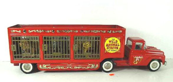 VTG BUDDY L WILD ANIMAL CIRCUS TRACTOR TRAILER: INCLUDING LEO THE LION, JUMBO THE ELEPHANT, AND TONY THE TIGER - THIN PLASTIC ROOF OF TRAILER HAS CRACK - OTHERWISE EXCELLENT CONDITION - MEASURES 25" LONG