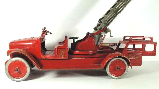 EARLY BUDDY L PRESSED STEEL ARIAL TRUCK W/ LADDERS: MOLINE PRESSED STEEL CO. - IN EXCELLENT WORKING CONDITION AND 8+ CONDITION - MEASURES 29" LONG