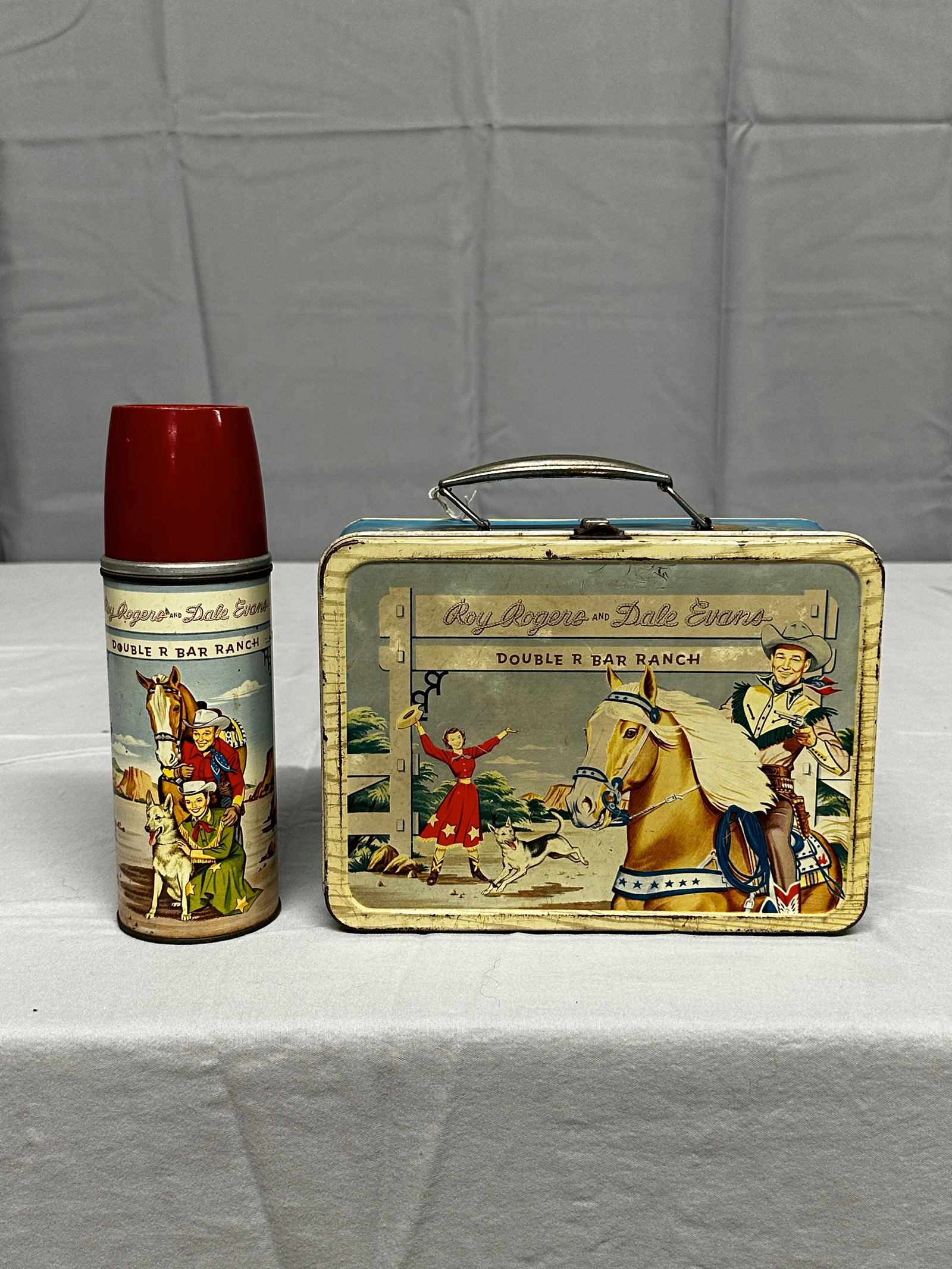 Roy Rogers and Dale Evans Lunchbox with thermos: Roy Rogers and Dale Evans Lunchbox with thermos Condition: good used condition 6.5" T x 9" W x 4" deep Please take a moment to review our detailed Shipping Policy and Terms and Conditions before placi
