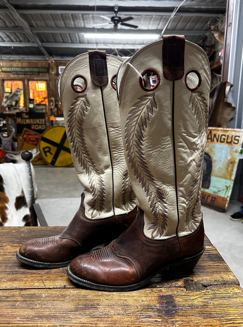 Olathe Boots: Olathe Boots Size 11D This item is pre-owned. There are NO Major Flaws with this item Length 19" Please take a moment to review our detailed Shipping Policy and Terms and Conditions before placing any