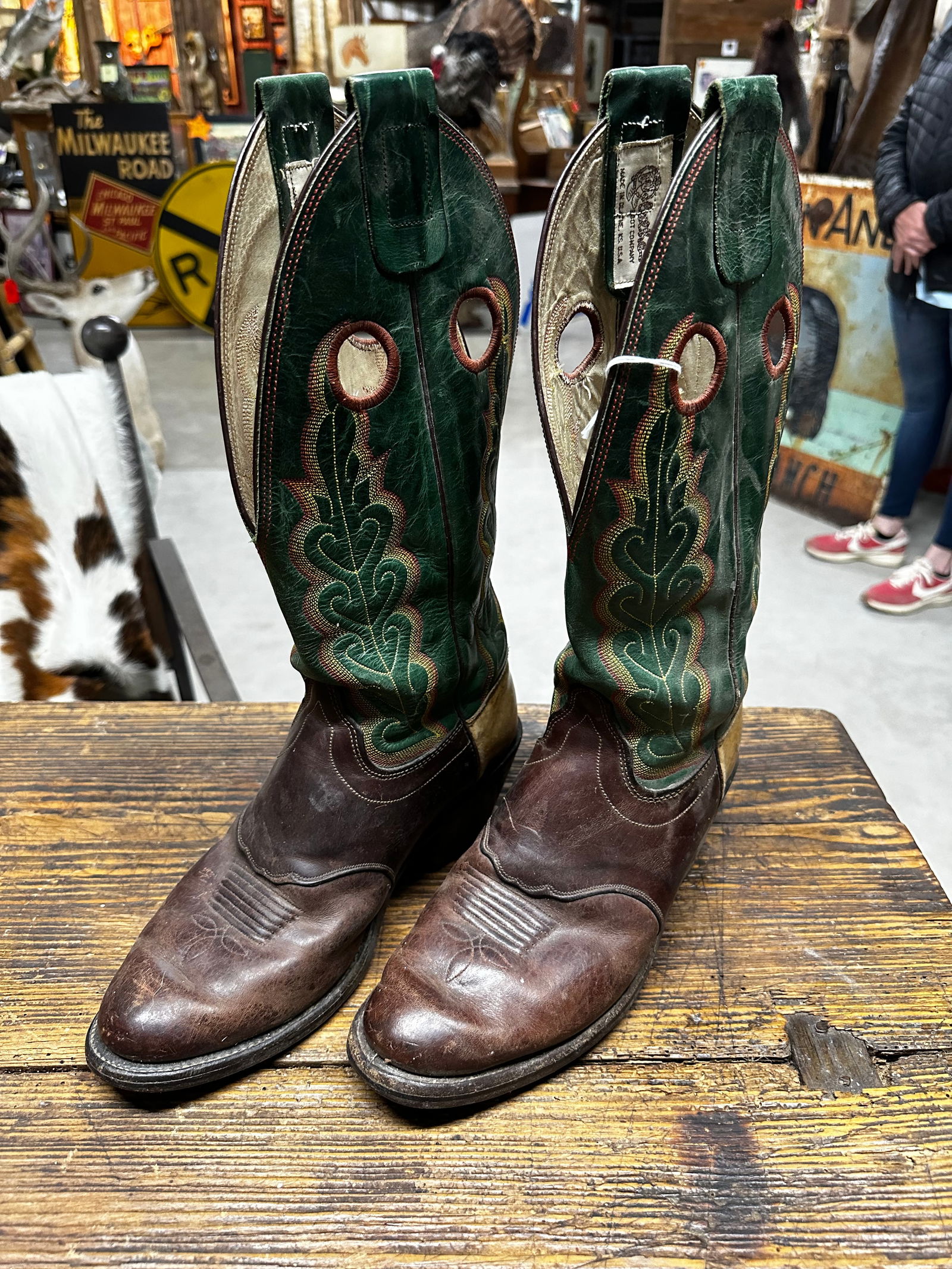 Olathe Boots: Olathe Boots Size 9.5D 16" tall This item is pre-owned. There are NO Major Flaws with this item Length 15.5" Please take a moment to review our detailed Shipping Policy and Terms and Conditions before