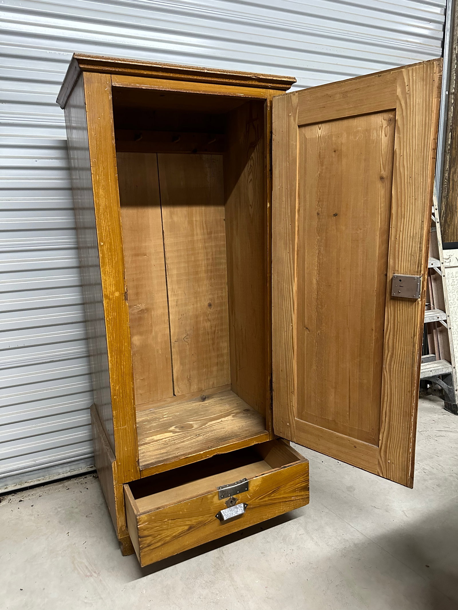 Wooden Chest with Drawer in Middle (Wardrobe): Wooden Chest with Drawer in Middle (Wardrobe) 26" X 19" X 64" Please take a moment to review our detailed Shipping Policy and Terms and Conditions before placing any bids. Understanding these policies