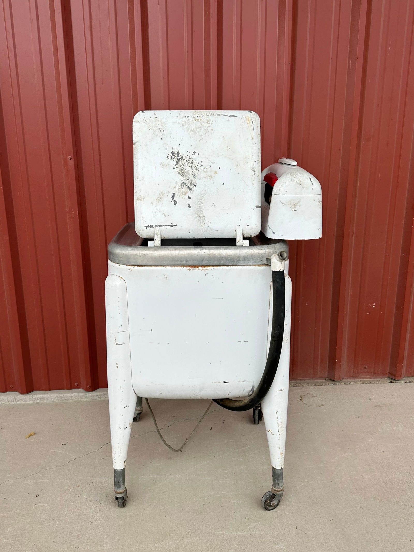 Vintage Washing Machine with Agitator  (1 of 11)