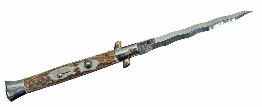 Italian Horn-Handled Switchblade (A): A wavy-bladed Italian Horn-Handled Switchblade in very good condition.