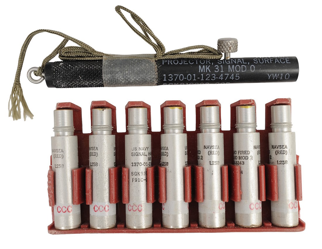 US Navy Pen Flare Signal Kit, Illumination Red MK79 MOD 2 & Launcher (CWA) (1 of 3)
