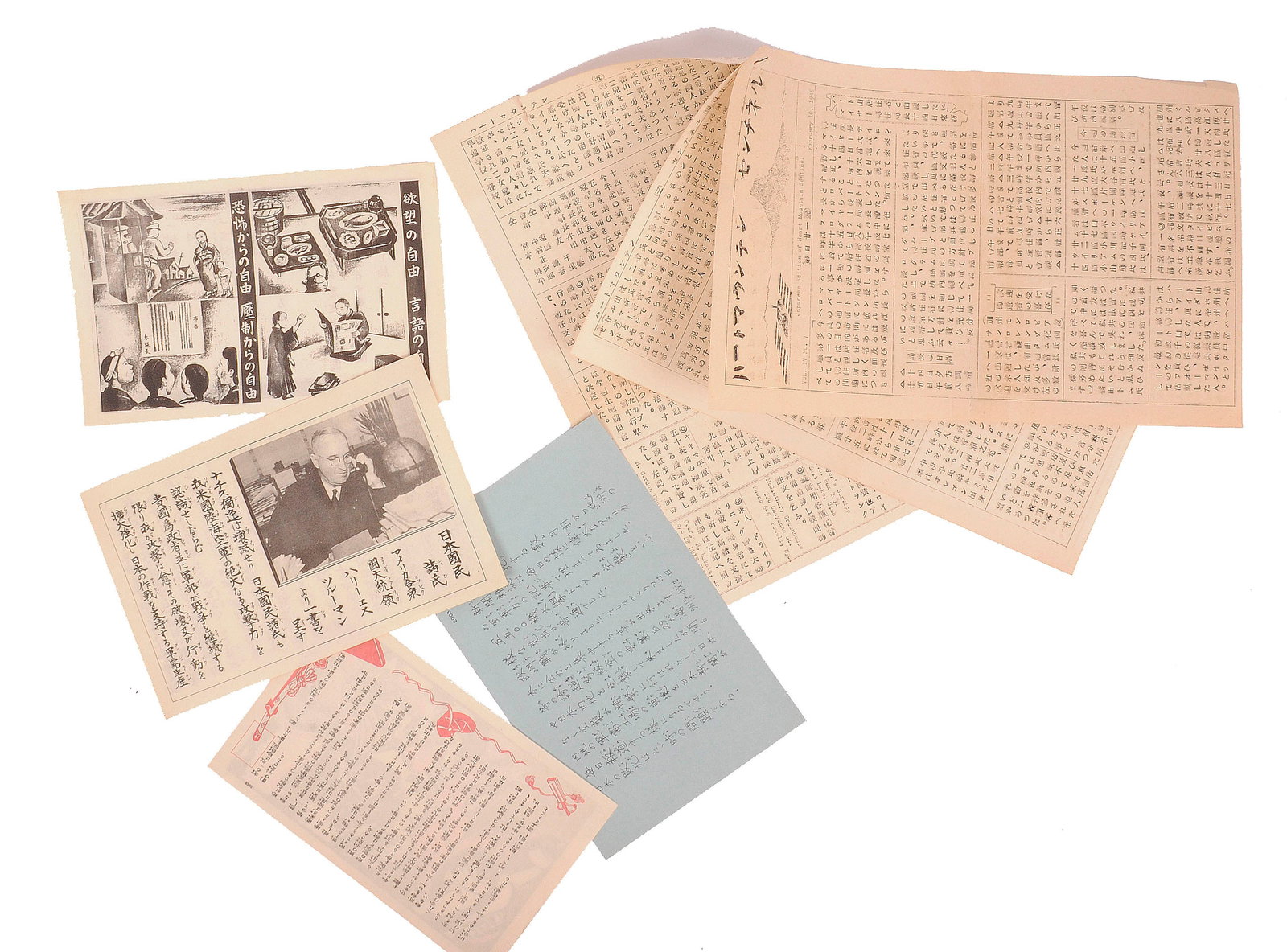 Mix of WW2 1945 Dated Japanese Propaganda and Newspapers (H3S): A very neat grouping of WW2 Era Japanese newspapers along with propaganda leaflets.