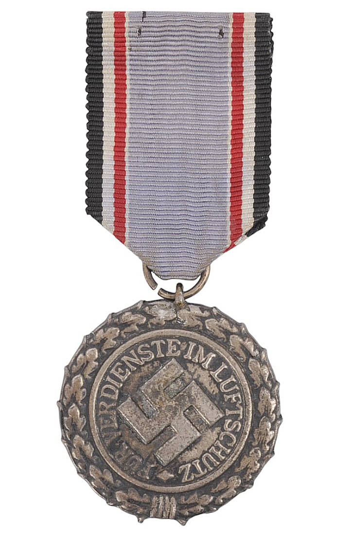 *German WWII Luftschaltz Medal (HKR) (1 of 4)