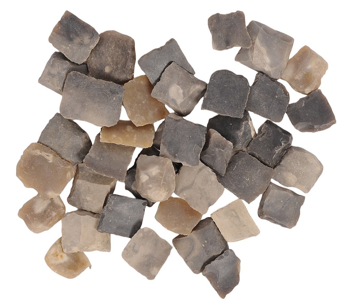 Vintage Group Lot of Shaped Flints for a Flintlock Rifle (HRT): A Vintage Group Lot of Shaped Flints for a Flintlock Rifle in good to very good condition. All flints are in good shape with minimal cracking or chipping with a variety of colors.
