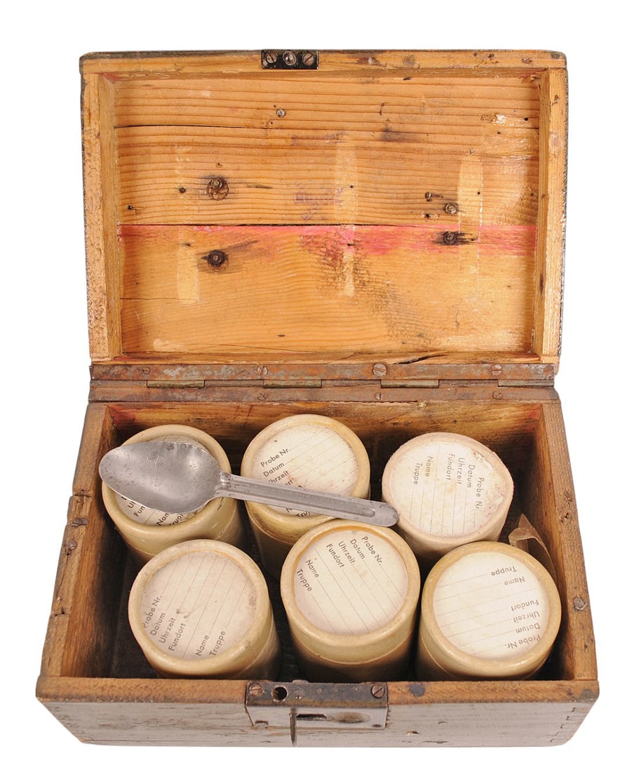 *German WWII Medical Sample and Medicine Kit (C3T) (1 of 12)