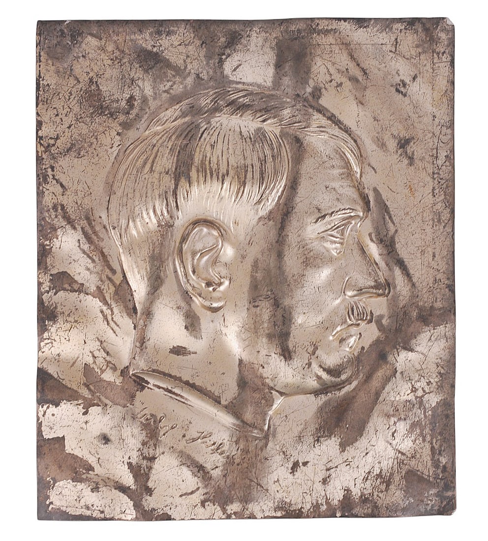 *German WWII Hitler Youth Father's Day Vater Tag Commemorative Hitler Bust Plate(BM): A *German WWII Hitler Youth Father's Day Vater Tag Commemorative Hitler Bust Plate in good condition with moderate wear and cosmetic blemishing to the original finish. The edges of the plate are also 