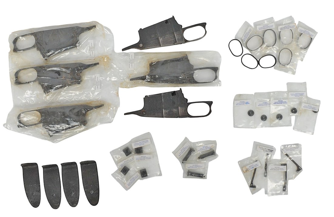 Russian Surplus M91/30 Mosin Nagant Parts Lot of 33 (S4A): A Russian Surplus M91/30 Mosin Nagant Parts Lot of 33 in good to very good condition. The lot includes (5) magazine assemblies, (4) butt plates, (4) cleaning rod lugs, (3) cross bolts, (4) ejector spr