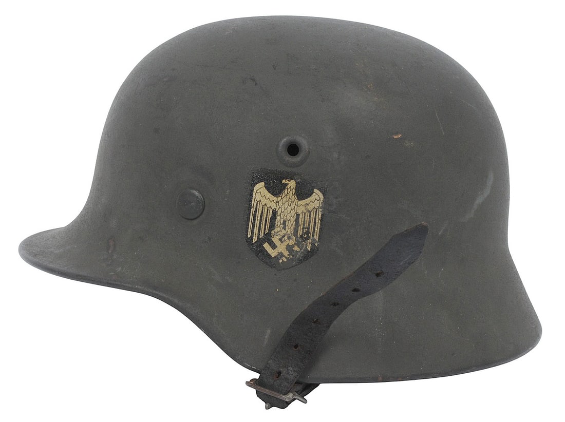 German Army WWII issue M40 Stalhelm Helmet (B4M): An original German Army WWII issue M40 Stalheim Helmet in good to very good condition with liner and chinstrap. 