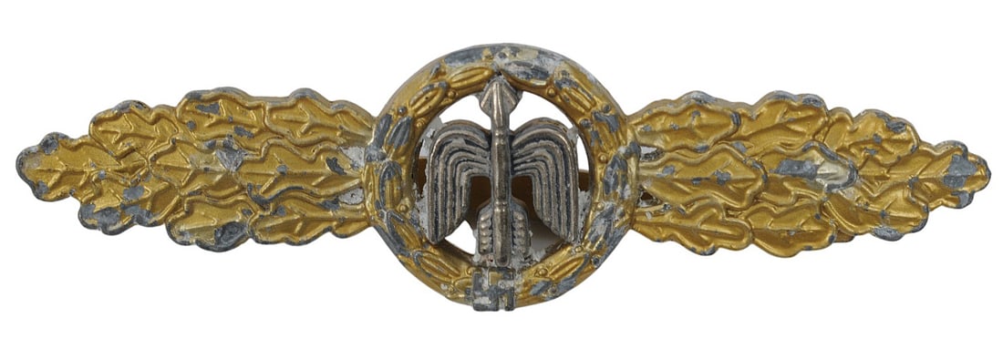 German Luftwaffe WWII era Day Fighter Clasp (A): A German Luftwaffe WWII era Day Fighter Clasp in fair to good condition. Combat clasps were awarded by the Luftwaffe to recognize air crew for operational flights undertaken. 