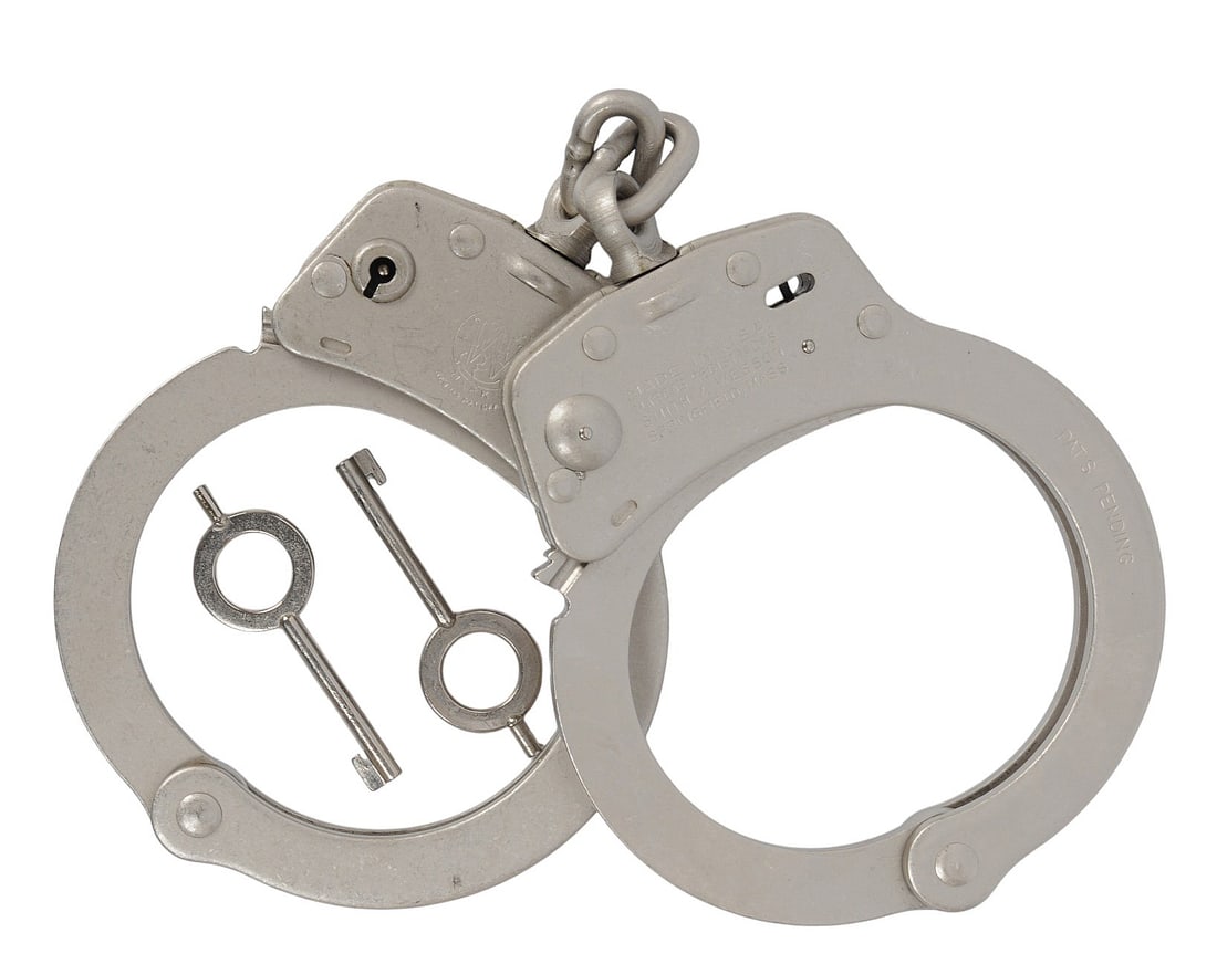 Smith & Wesson law Enforcement Handcuff Set with 2 Keys (O2S) (1 of 2)