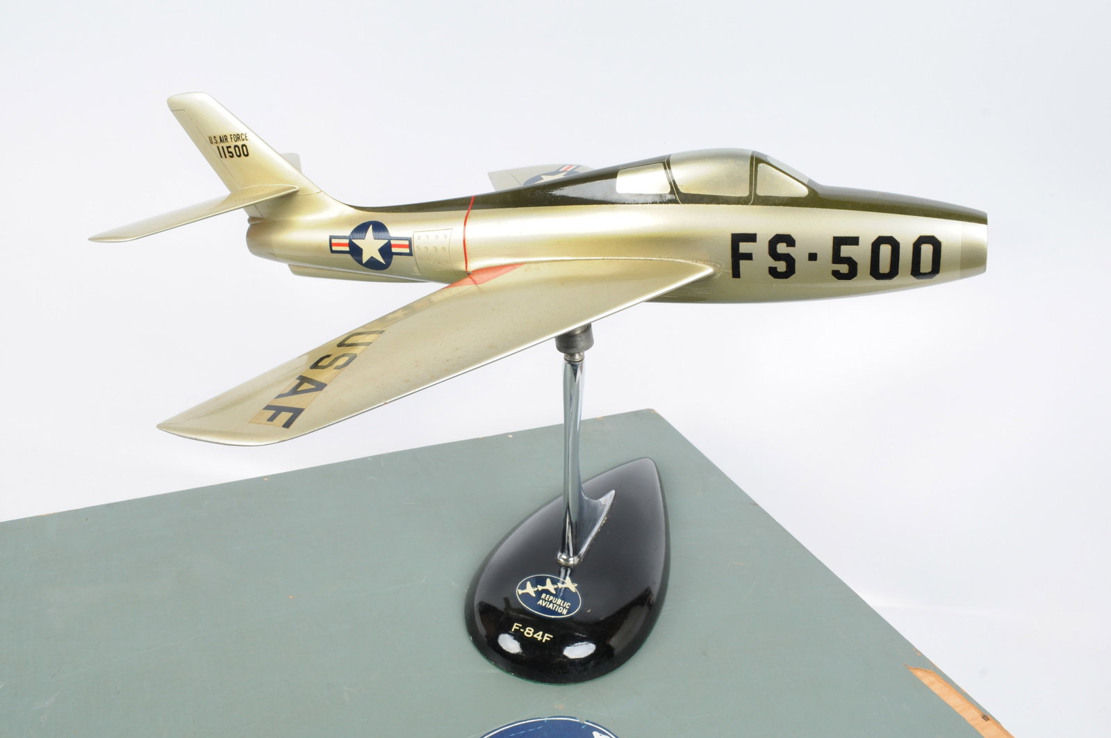 Vintage US AirForce F84 Thunder Jet Model with Original Wooden Case and Accessories (K3M) (1 of 8)