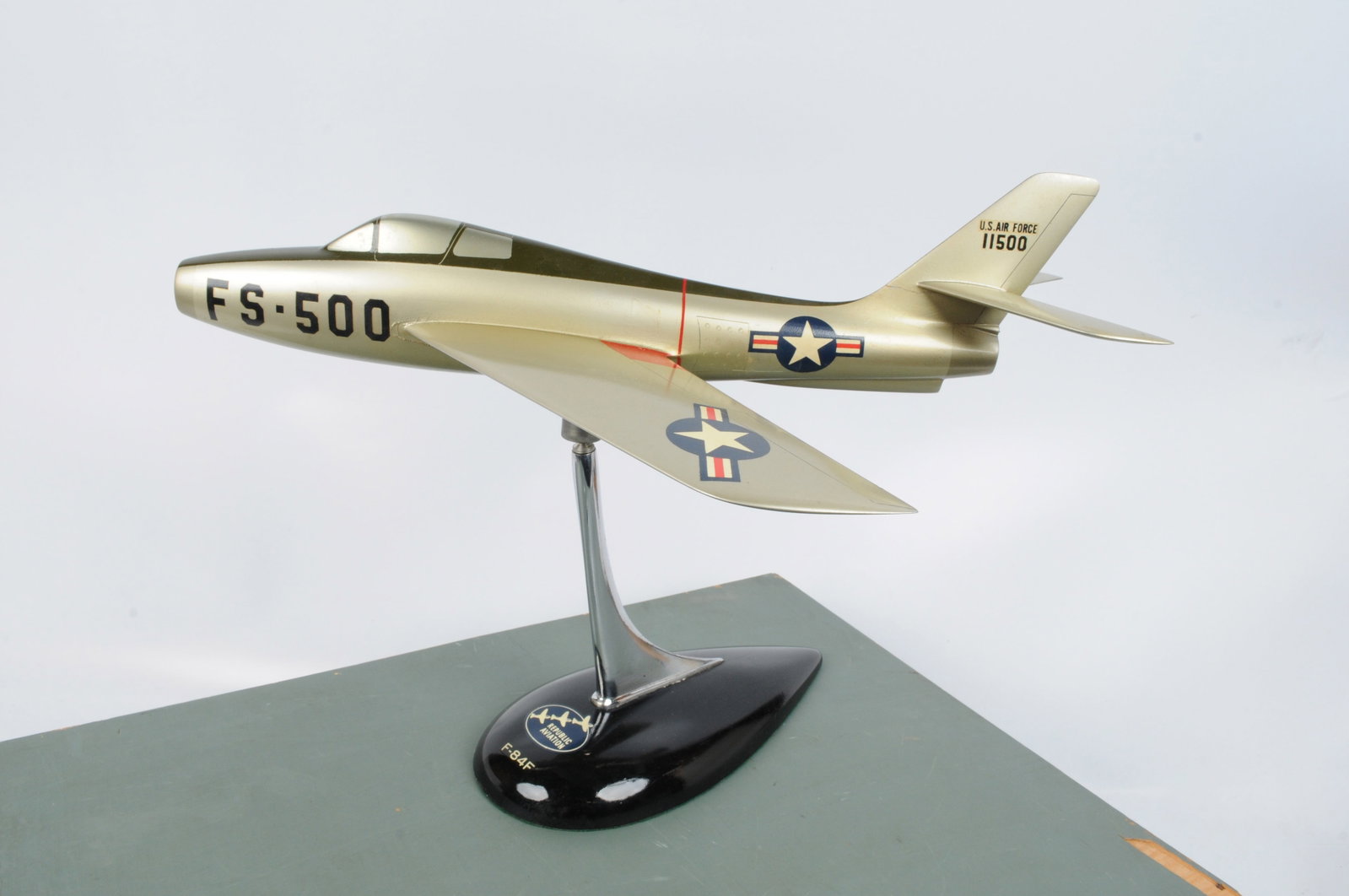 Vintage US AirForce F84 Thunder Jet Model with Original Wooden Case and Accessories (K3M) - 4