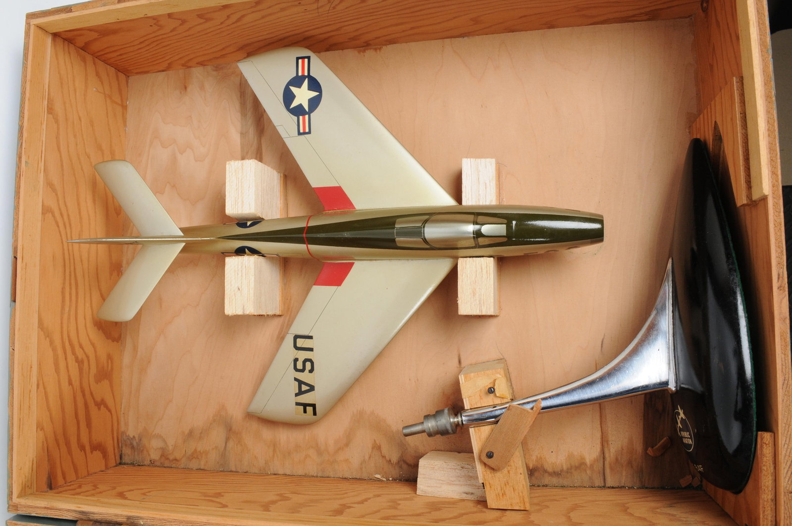 Vintage US AirForce F84 Thunder Jet Model with Original Wooden Case and Accessories (K3M) - 6
