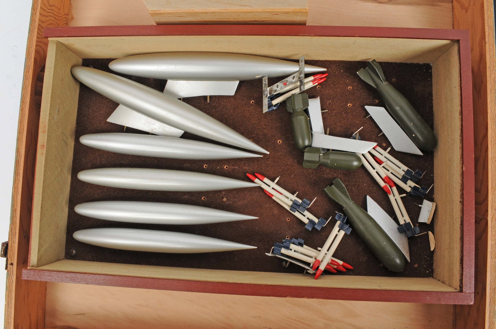 Vintage US AirForce F84 Thunder Jet Model with Original Wooden Case and Accessories (K3M) - 7