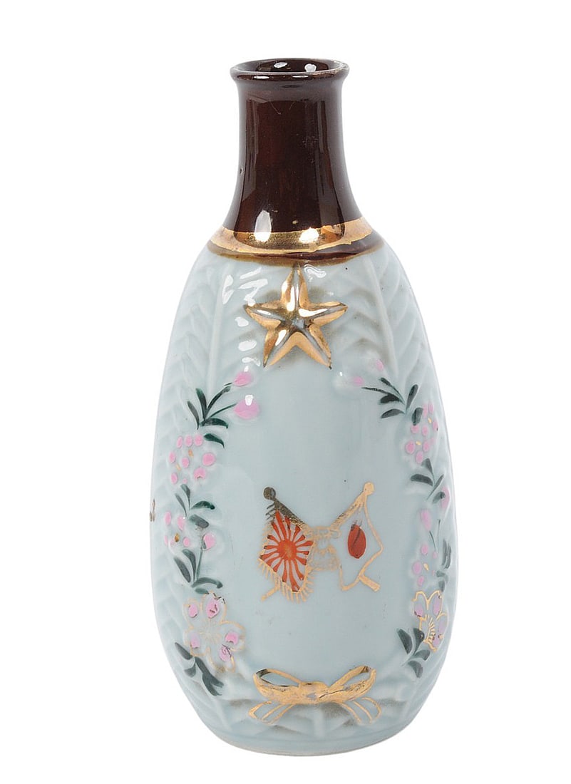 Imperial Japanese WWII Award Sake Bottle (L4M): An Imperial Japanese WWII Award Sake Bottle in good to very good condition. Military-awarded Japanese WWII sake cups, bottles, and trays were commonly presented as commemorative or honor items to