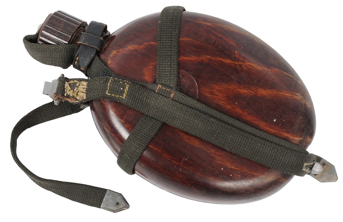 *German WWII Canteen (C3T): A *German WWII Canteen in good to very good condition.